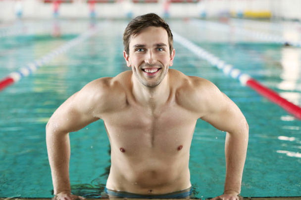Handsome sporty man in the swimming pool - Foto, imagen