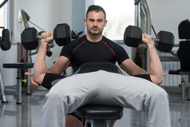 Personal Trainer helpt Man op borst oefening - Foto, afbeelding