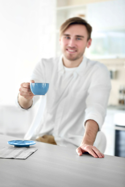 Homem bonito com xícara de café - Foto, Imagem
