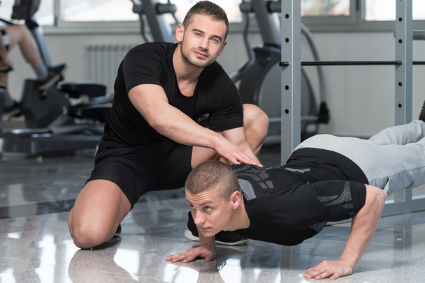 Gym Coach Helping Man On Trx Fitness Straps - Fotografie, Obrázek