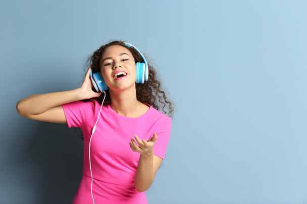 woman listening to music in headphones - Foto, Imagem