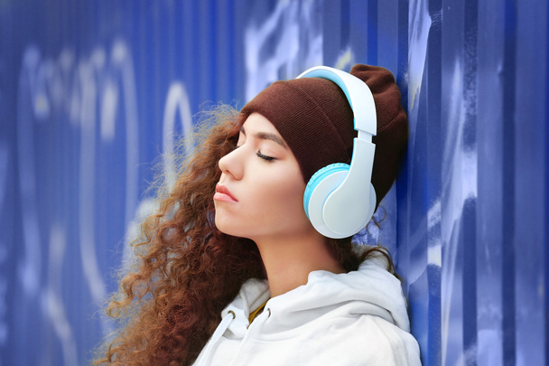 woman listening to music in headphones - Valokuva, kuva
