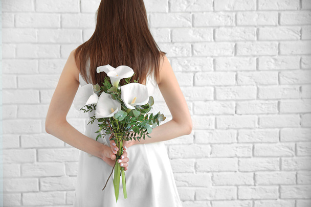 Beautiful young woman holding bouquet - Foto, imagen