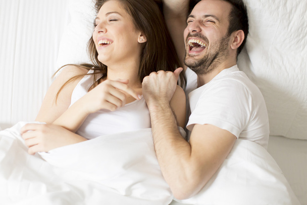 Couple aimant dans le lit
 - Photo, image