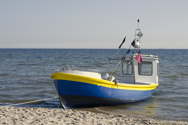 海沿岸で漁船 - 写真・画像