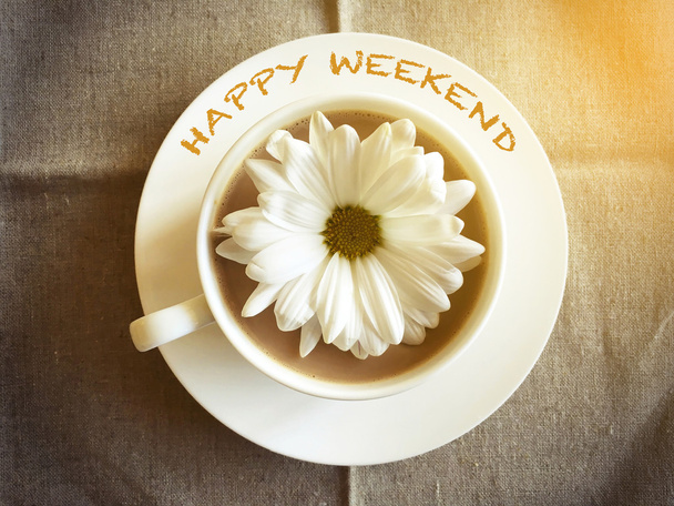 白いデイジー - 幸せな週末単語ヴィンテージドレスのテーブルの上のコーヒー カップ - 写真・画像