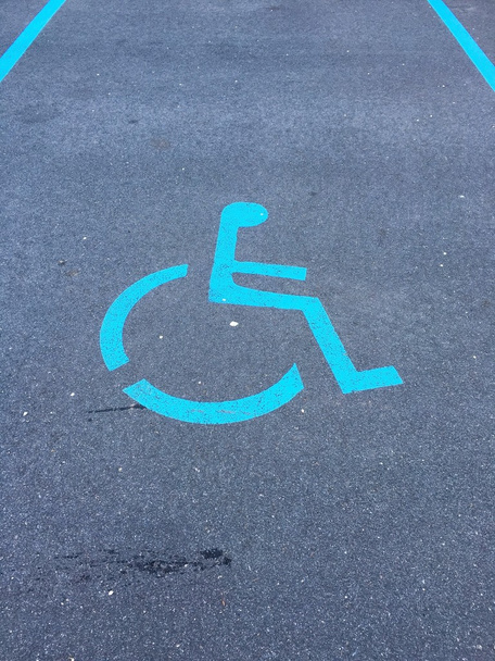 αναπηρική καρέκλα σημάδι θέση στάθμευσης - Φωτογραφία, εικόνα