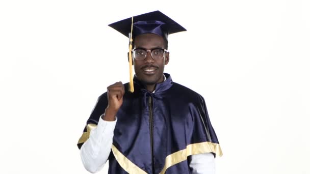 Czarny człowiek ubrany do ukończenia studiów. Biały. Zbliżenie - Materiał filmowy, wideo