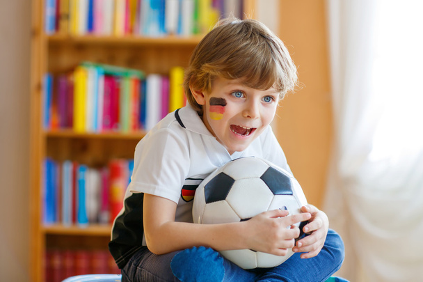 Enfant garçon regarder le football ou match de football à la télévision
 - Photo, image