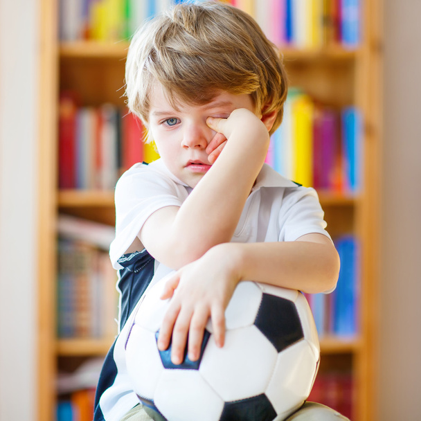 Çocuk çocuk kayıp futbol ya da futbol oyunu hakkında üzücü - Fotoğraf, Görsel