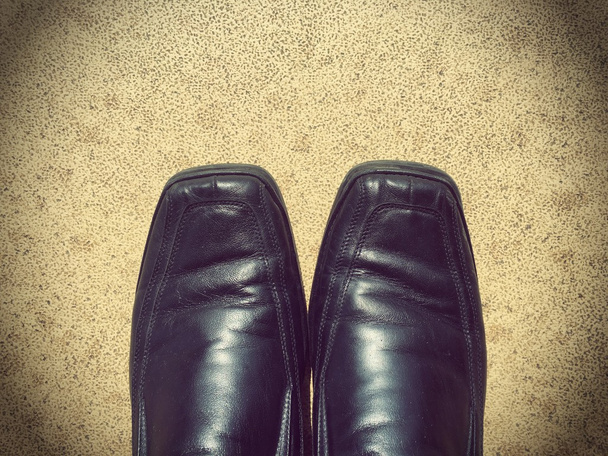 czarny mężczyźni buty na ulicy tło - Zdjęcie, obraz