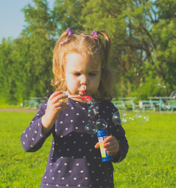 girl blowing soap bubbles - Фото, зображення