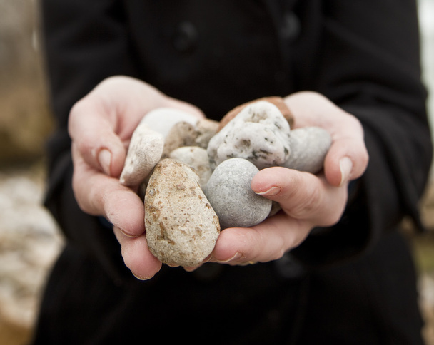 çakıl taşları tutan kadın - Fotoğraf, Görsel