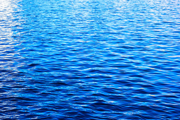 Tle pięknej wody trochę fale i kolorowy niebieski połysk - Zdjęcie, obraz