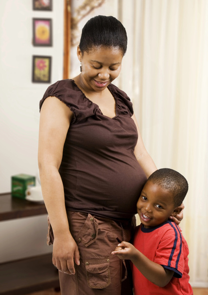 zwangere moeder en kind - Foto, afbeelding