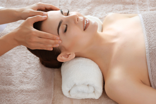 woman having spa massage - Foto, Bild
