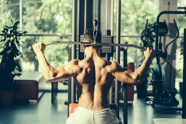 muscular man training in gym - Фото, зображення