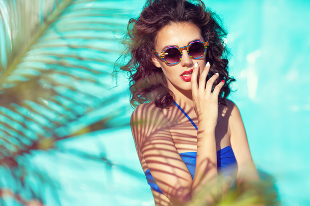 Woman wearing bikini and sunglasses - Fotografie, Obrázek