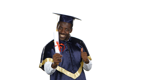 Homme avec une robe de fin d'études et un diplom. Blanc
 - Séquence, vidéo
