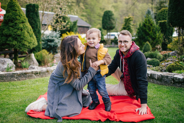 Щаслива молода сім'я, батько мати і син на пікнік на відкритому повітрі
 - Фото, зображення