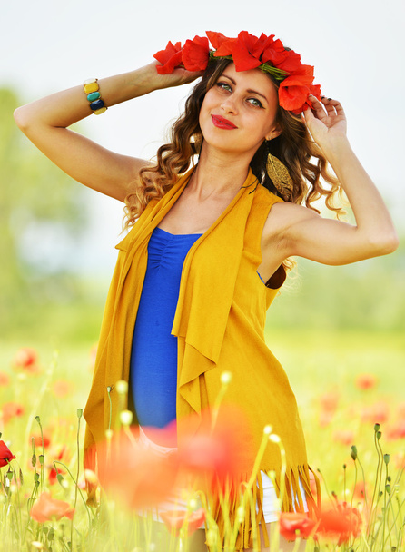 Nő pózol virágos pipacs mező - Fotó, kép