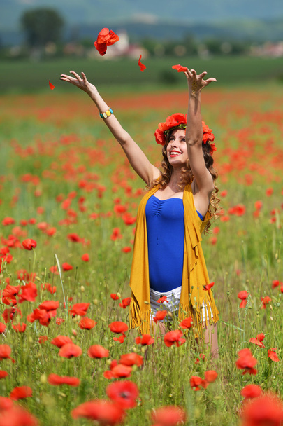 Femme posant dans le champ de pavot à fleurs
 - Photo, image