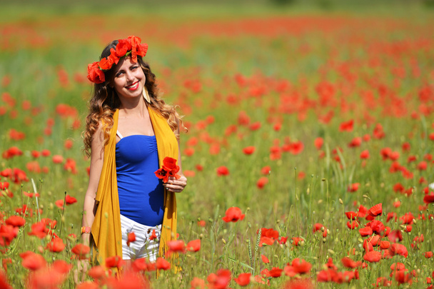 Femme posant dans le champ de pavot à fleurs
 - Photo, image