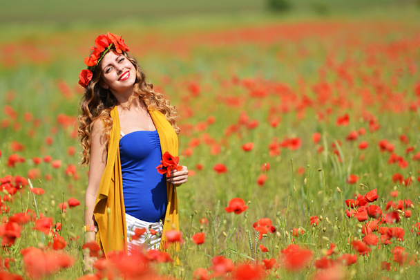 Nő pózol virágos pipacs mező - Fotó, kép