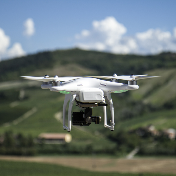 Drone Quadcopter voando
 - Foto, Imagem
