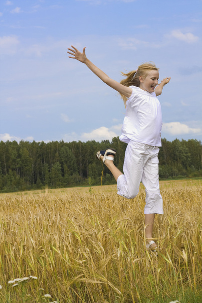 Teenager girl run happiness on meadow - Valokuva, kuva