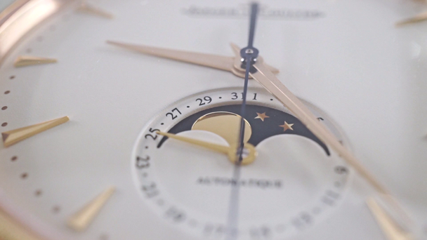 Reloj de pulsera dorado de lujo con indicador de fase de la Luna. Macro dolly tiro
 - Metraje, vídeo