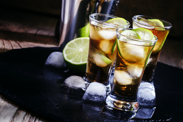 Alcoholic cocktail spiced rum with cola - Фото, зображення