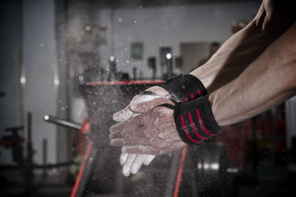 Athlete uses talc in the gym - Foto, Bild