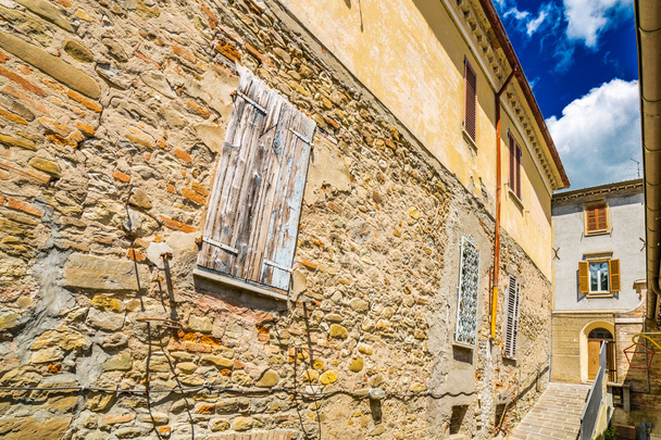 Emilia Romagna, İtalya'nın bir yamaçtaki mezrasında ki tarihi binalar - Fotoğraf, Görsel