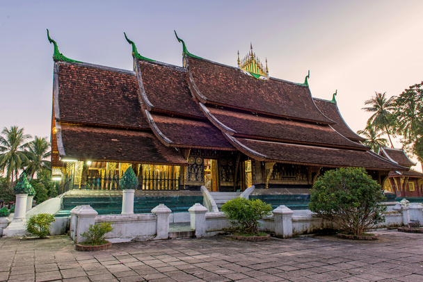 Wat Xieng thong ναό στο Λυκόφως ώρα στο Luang Pra bang, Λάος - Φωτογραφία, εικόνα