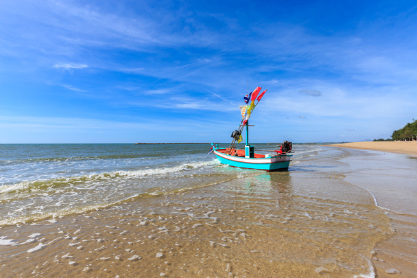 Petit bateau de pêcheur à la plage
 - Photo, image
