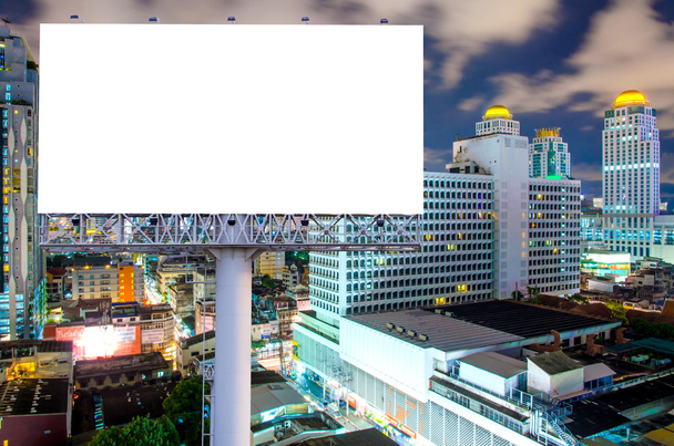 Puste billboard za ogłoszenie w city downtown w nocy - Zdjęcie, obraz