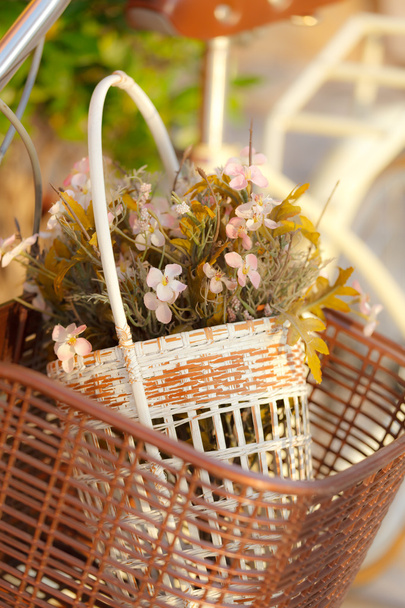 Flor artificial en cesta de bicicleta
 - Foto, Imagen