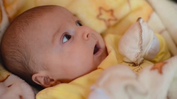 glückliches Neugeborenes gähnt Nahaufnahme - Filmmaterial, Video