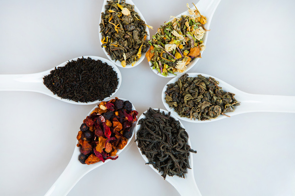 Sortiment suchého čaje. Různé druhy čaje izolovaných na bílém. Různé druhy čajových lístků. Čaj složení s různými druhy čaje. Koncept čaj. Čajové lístky - Fotografie, Obrázek