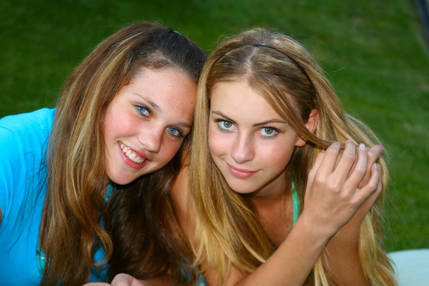 Две девушки снаружи, лучшие друзья
 - Фото, изображение