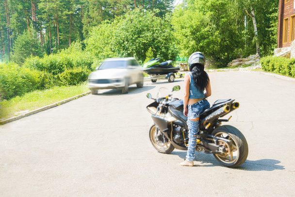 mulher morena sentar na motocicleta esportiva
 - Foto, Imagem