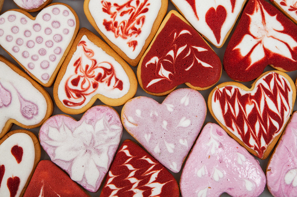 Valentinstag-Plätzchen. herzförmige Kekse für den Valentinstag. Rote und rosa herzförmige Kekse. Der Hintergrund des Valentinstages. romantische nahtlose Muster mit Plätzchenherzen. - Foto, Bild