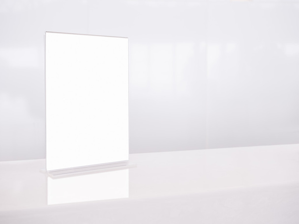 Maquette cadre de modèle blanc sur comptoir de table
  - Photo, image