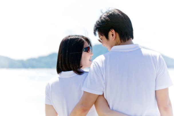 Primer plano de parejas románticas, cada uno viendo los ojos en la playa
 - Foto, Imagen