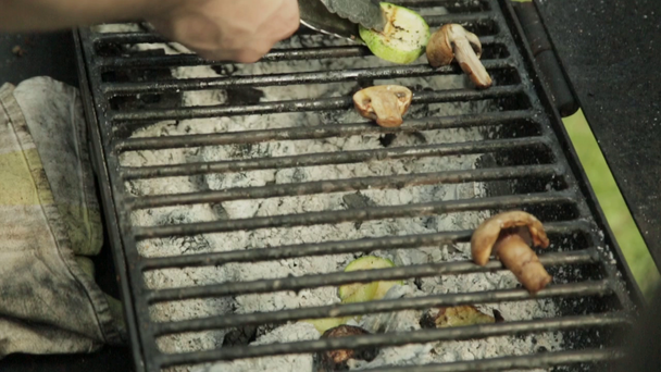 bir barbekü ızgara pişirildikten mantar - Video, Çekim