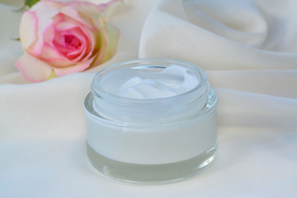Crema cosmética relajante hidratante de la piel nutrición en frasco de vidrio
 - Foto, imagen