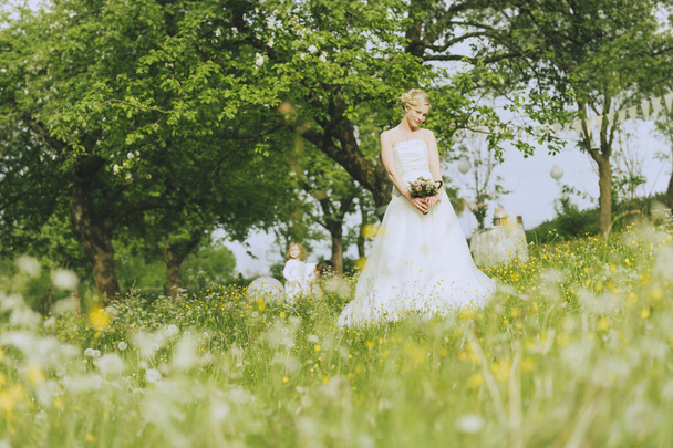 Garden Wedding Bride with flowers - Valokuva, kuva