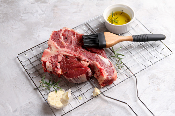 Thick raw T-bone steak for grill - Foto, Imagem