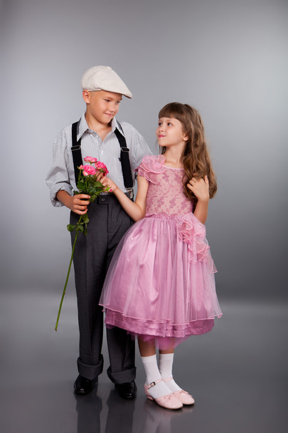 The boy gives a flower to the girl - Foto, afbeelding